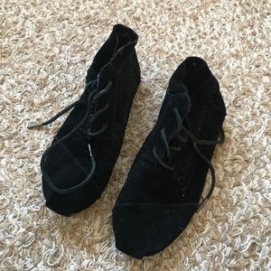 toms black mocassins size 6.5
